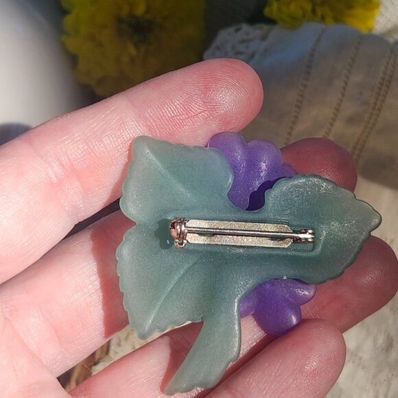 Vintage 1980's Frosted Lucite Violet Brooch by Avon - Picture 6 of 7